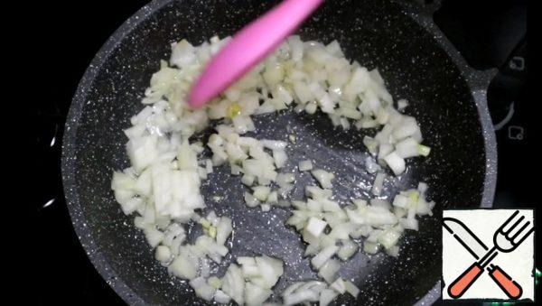 Chop the onions and fry in a pan with vegetable oil.