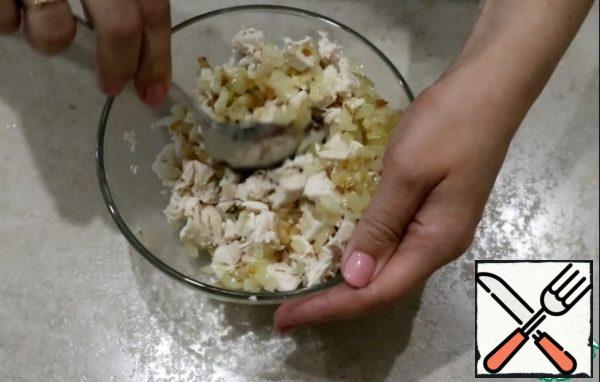 Mix the chicken with the onion.

