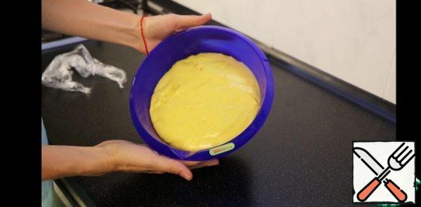 It's been 1.5 hours. This dough should not increase much in size, it is quite heavy, with large baking. But this time is enough!!
Gently roll it, you don't need much, just return it to its previous shape.
