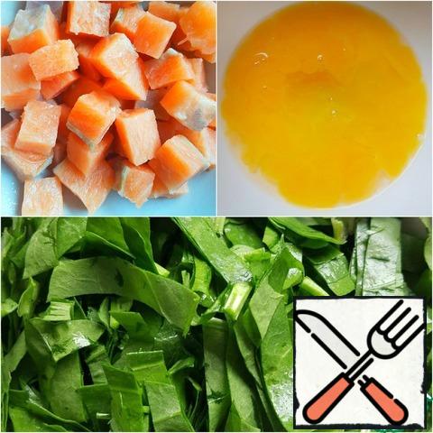 Fish cut into small cubes. Sorrel chop into thin strips, beat the egg.
