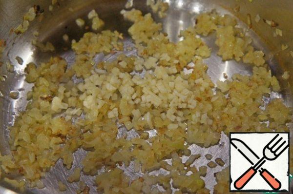 Heat the oil in a saucepan, fry the onion for 5 minutes. Add garlic and pepper. Cook for 1 minute.
