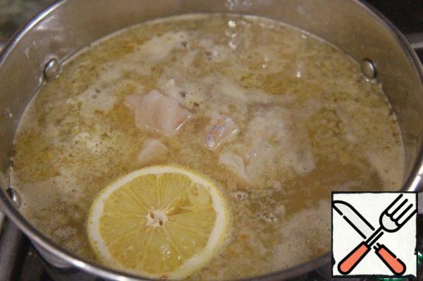 Put in the soup with lemon. After 5 minutes, add the shrimp and cook for another 3-4 minutes. Lemon remove the.