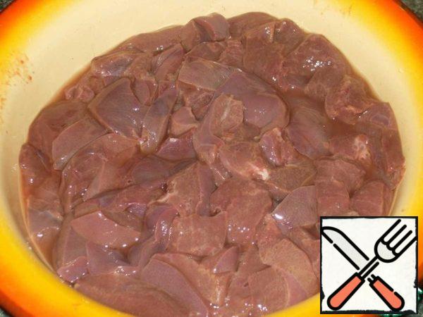 Cut the liver into strips or pieces and rinse under running cold water, let the water drain.
