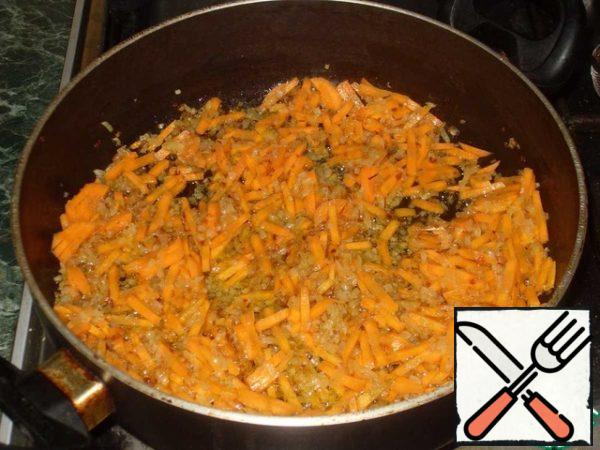 Peel the onion and carrot and cut into strips. Carrots can be grated on a coarse grater. Fry in a saucepan in vegetable oil.
