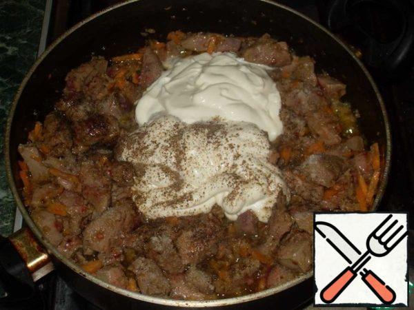 As soon as the liver changes color, add salt, pepper and pour mayonnaise and sour cream.
