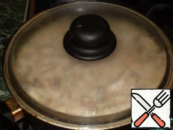 Stir, bring to a boil quickly, reduce the heat to a minimum, cover and simmer on low heat for 20 minutes.
