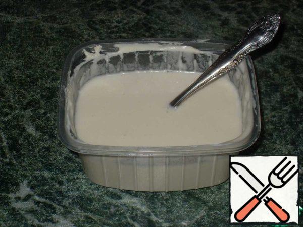 Mix flour well with 2 tablespoons of sour cream, dilute with water.
