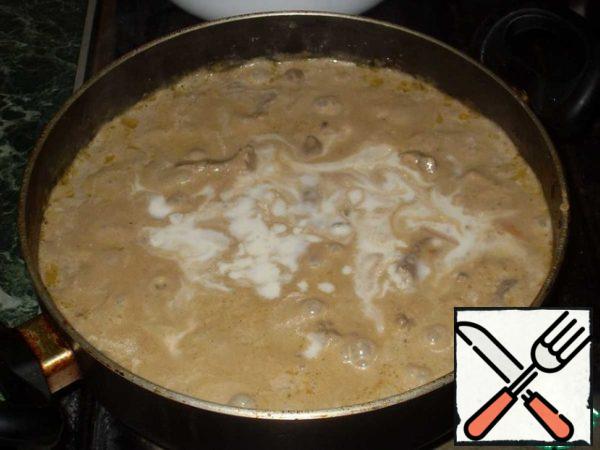 And pour into a saucepan 5 minutes before cooking, mix.
