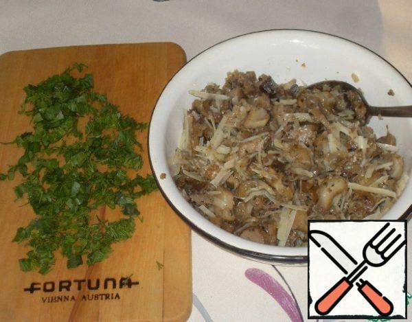 In a frying pan heated with vegetable oil fry onions until light Golden, add mushrooms and garlic cloves. Fry until the liquid evaporates. When the mushrooms are ready, remove the garlic. Mushrooms put in bowl and allow to cool. Add grated Parmesan and finely chopped greens.