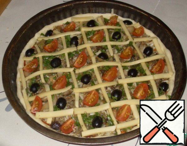 In the cells of the cheese grate put tomatoes and olives.