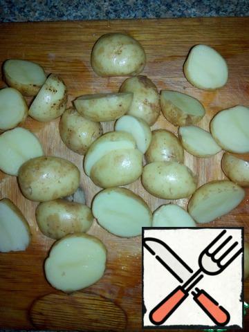 Potatoes take a young, preferably small, the size of a radish. Wash and cut in two.