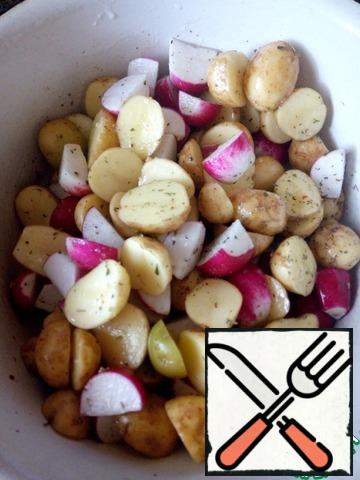 Mix radishes and potatoes. Salt, add spices what you like. I used Italian herbs. Pour a little vegetable oil. Spread on a baking sheet covered with parchment and bake in the oven for 25-30 minutes at 180 degrees. Check the readiness of the potatoes.