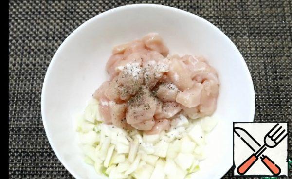 Onion cut into quarter-rings. Chicken fillet cut into small pieces. Mix in a bowl with salt, pepper and 2 tbsp mayonnaise. Leave on for 15 minutes.