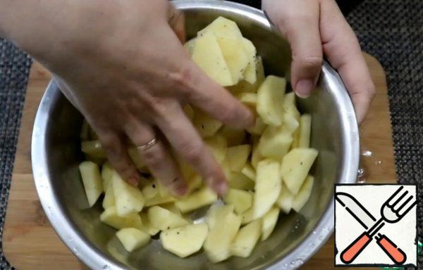 Cut the potatoes into rings. Add salt, pepper and mix.
Tomatoes cut into quarters.