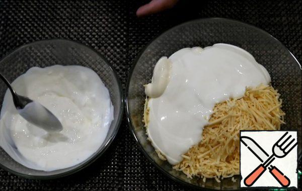 Chop the garlic and mix with 6 tablespoons of sour cream. Mix well.
Grate cheese on a small grater and mix with 3 tbsp mayonnaise and 3 tbsp sour cream.