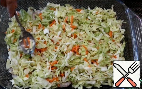 In a baking dish spread the first layer of meat with onions, then cabbage and carrots.