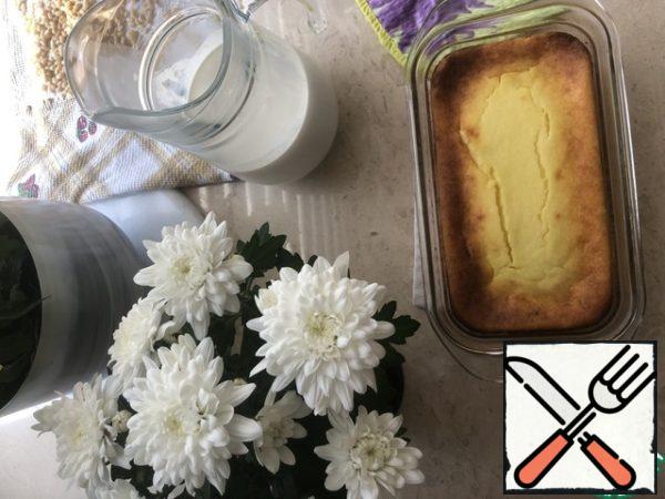 It is best to mix all the ingredients in a blender bowl, so the curd mass will turn out homogeneous, and when baking the pie will get a beautiful shape)
1. Put 2 chicken eggs, 3 tablespoons of sugar and vanilla in a blender and mix everything thoroughly, then pour in 1 cup of milk (200 ml.), add cottage cheese -500 g and 3-4 tablespoons of semolina and mix again. It turns out a rarefied mass. You can add pre-soaked raisins, 50 grams.
leave the curd mass to infuse for -20 minutes.
Turn on the oven, preheat to 180’
I take a small but deep form. Grease the mold with oil and pour out the mass. Bake for about 30-40 minutes. To get a golden crust, brush the browned pie with butter and bake until ready.
Be sure to cool and remove from the mold.
