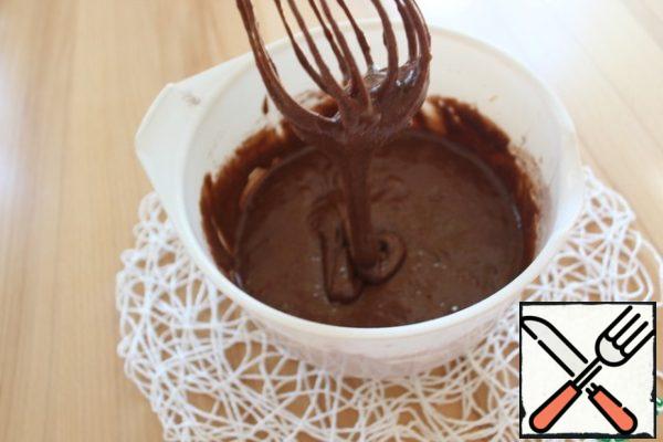 Mix flour with baking powder and cocoa and sift into the yolk mass.