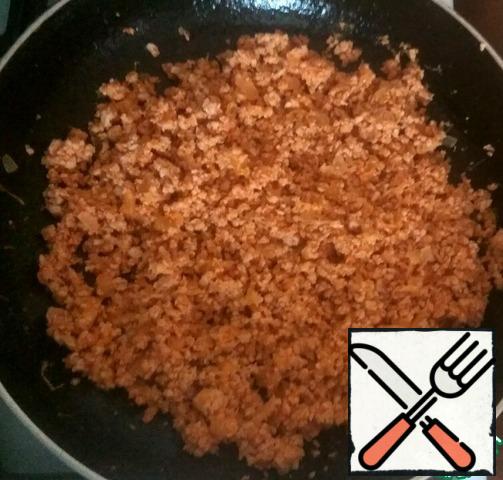 Prepare the stuffing.
Onions cut into small pieces.
Fry the onion in vegetable oil until it becomes transparent.
Add minced meat, crushed garlic, grated zucchini, salt and tomato paste. Stir.
Fry on a small fire until the liquid evaporates.