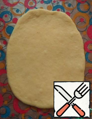 Each piece of dough to roll out into an oval with a thickness of 0.5 cm.