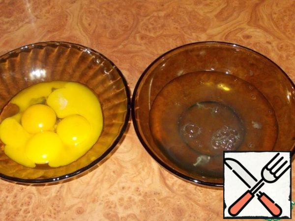 5 eggs, divide the yolks and whites. The yolks will be sent to the refrigerator, and the whites are aged 12 hours. Usually the division of eggs I do in the morning, and the preparation of cakes continue in the evening, as the finished cake should stand 6-8 hours before collect.