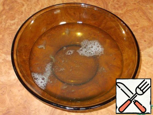 Aged proteins have a more uniform structure than fresh ones. In old proteins, egg whites, as a rule, do not curdle. To be honest, I did both... there is no big difference noticed! This is provided by a powerful mixer.

