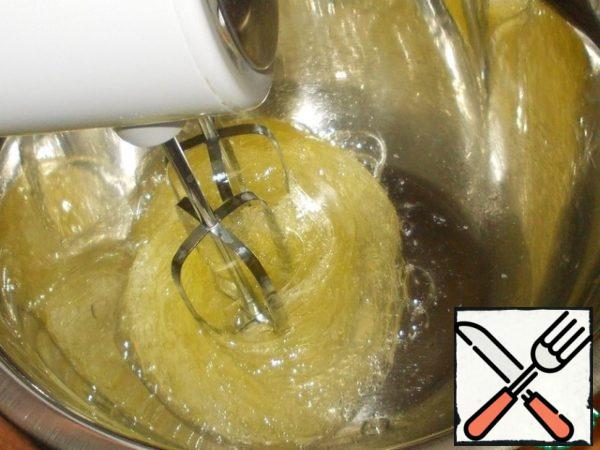 Add a pinch of salt and citric acid to the egg whites. Beat, increasing the speed from minimum to maximum. Citric acid can be replaced with 1 tsp lemon juice. Gradually add 85 g of fine sugar.
