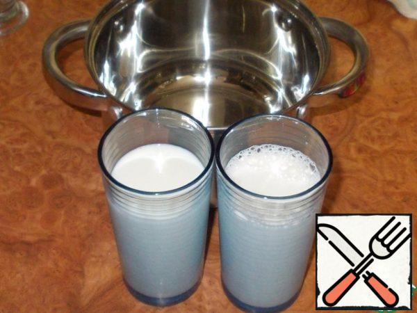 While our cake is drying out, we will prepare a muslin cream. Mix cream and milk in a saucepan with a thick bottom.
