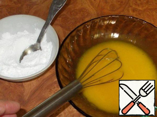 While cream with milk is heated, mix in a bowl starch, sugar and vanillin. The yolks mixed with salt.