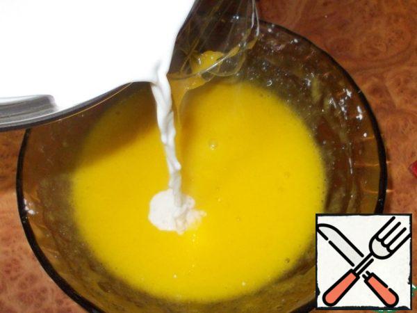 Mix the yolks and starch mixture. Then a thin stream pour a little milk-cream mixture.