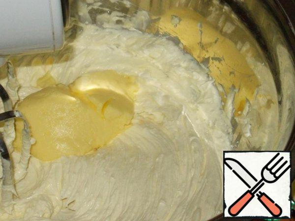 Softened butter beat until fluffy with 60 g of powdered sugar. And then one spoon begin to enter the cooled custard mass. Each time whipping until smooth!