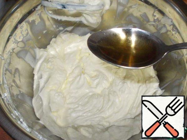 In the well-whipped cream enter the brandy and whisk for a while, so it is well broke in the cream.