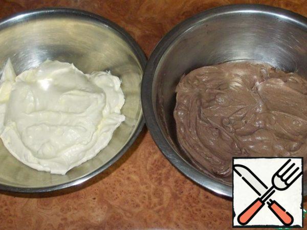 Divide the cream into two parts. Leave one part of the proteins, and enter 20 g of cocoa into the other.
