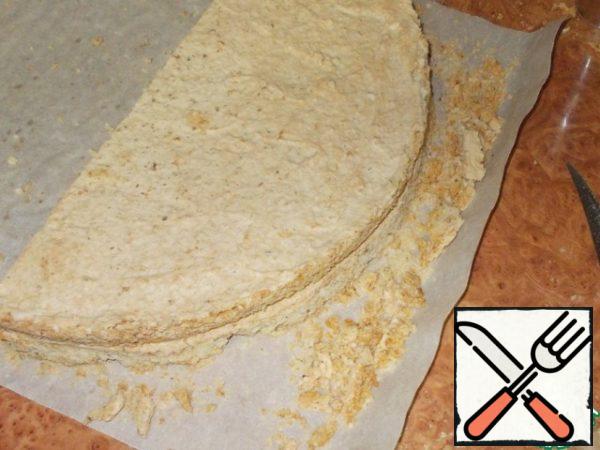 Fold the resulting half on top of each other and trim with a knife-saw edge. The resulting crumbs are collected in the processor bowl.