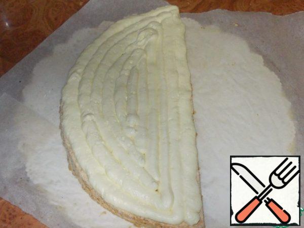Cover the cake with an even layer of cream.