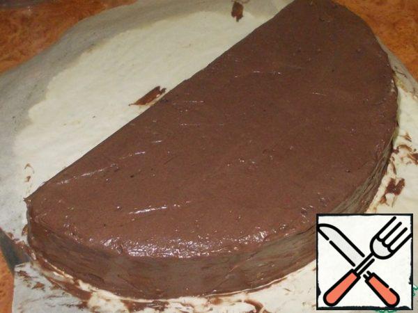 Cover with a second cake and cover it with brown cream on all sides. Leaving a little cream to create the rim.