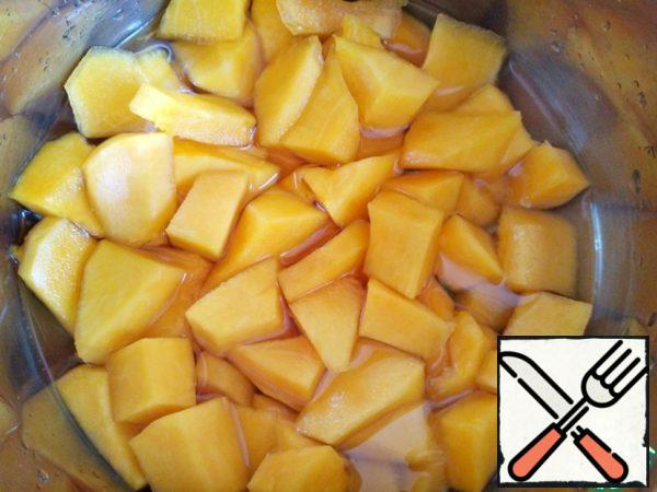 First, prepare the pumpkin puree. To do this, peel the pumpkin, cut into small pieces, put it in a saucepan and add a little water. Simmer on low heat until tender.
