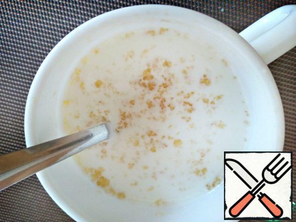 While the pumpkin is cooking, preheat the cream to a hot state (do not bring it to a boil), this can be done in a microwave oven. Pour gelatin and one tablespoon of powdered sugar into the hot cream, mix well until the gelatin and powdered sugar are completely dissolved.
