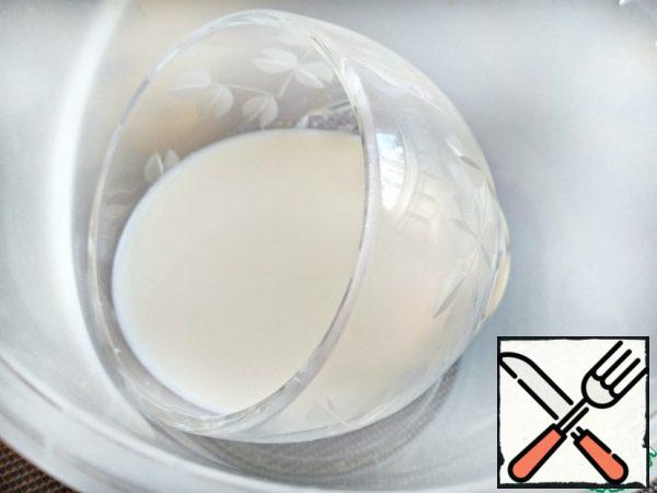 Pour half of the gelatin cream with the prepared creams and put it in a convenient container at an angle. I put it in a plastic bucket. Put the container of creams in the refrigerator until the cream hardens. It took me about an hour.
