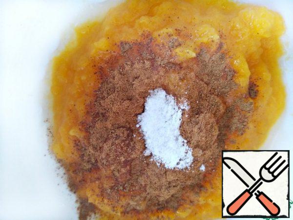 While the cream freezes, we prepare mashed potatoes. To do this, knead the stewed pumpkin until smooth (this can be done with a blender) and cool. Then add cinnamon and the remaining powdered sugar to the resulting pumpkin puree and mix well.
