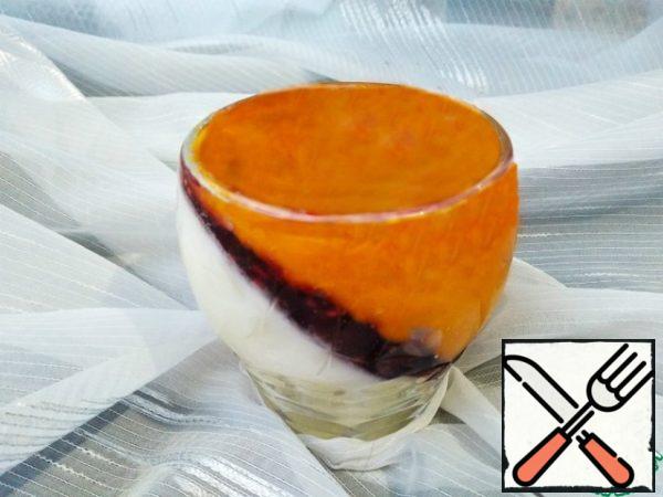 Carefully put the pumpkin puree on top of the jam, smooth it out.
