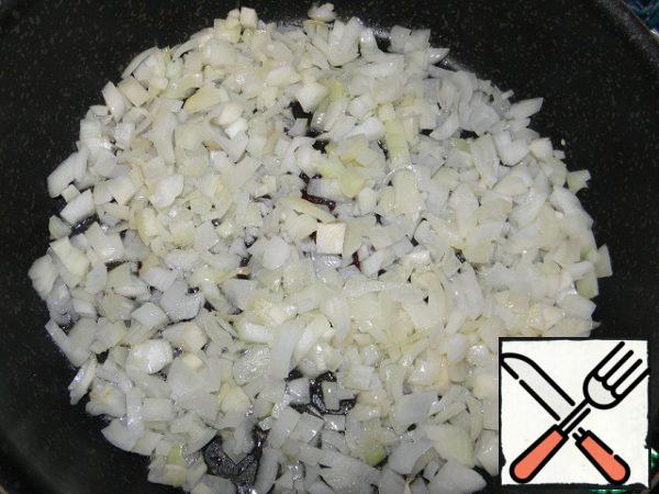 Onions with garlic finely chop and sauté in oil.