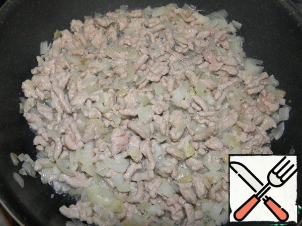 Fry for 5 minutes, breaking up the lumps with a spatula.
