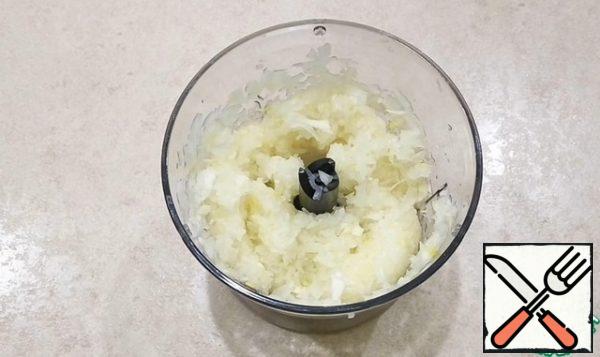 Onions and garlic grind with a blender or meat grinder.