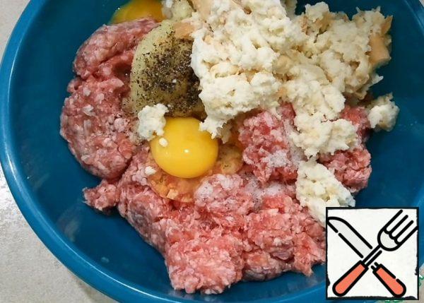Add salt, pepper, eggs, soaked loaf, chopped onion and garlic to minced meat. Mix everything well.