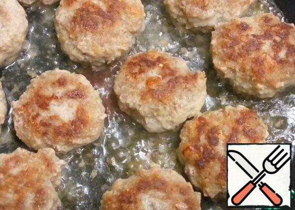 Fry the cutlets over medium heat on both sides until Golden brown.
Juicy minced cutlets are ready! All Bon appetit!