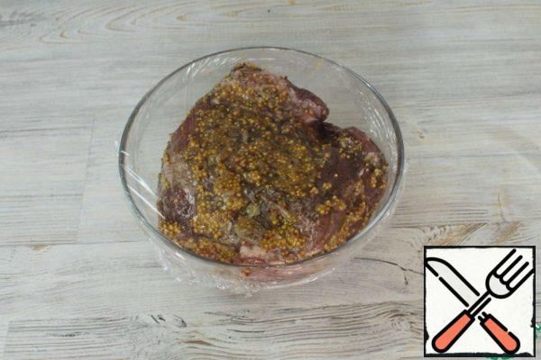 We put the meat in a container, cover it with cling film and put it in the refrigerator for at least 8 hours, put it away overnight.