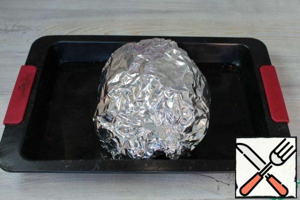 After pickling, remove excess marinade. Wrap the meat in several layers of foil. Then put the meat on a baking sheet, pour a glass of water on the bottom of the mold and put it in a preheated 180 degree oven for 2-2.5 hours.
