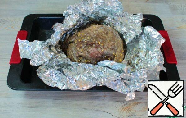 Remove the foil, put the oven in the grill mode and bake until golden brown for about 20 minutes.
Then give the meat a little rest, 10-15 minutes, so the meat will become juicier. Only then cut.
