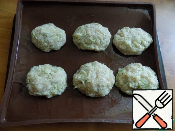 The minced meat was not dense. Form cutlets with wet hands, roll them in semolina and immediately spread on the Mat. If the Mat is not, you can use a greased baking sheet. If you do completely without oil, it is possible to lay out cutlets on the baking paper. From this amount of minced meat turned 6 pieces of cutlets of standard size. The oven warmed up to t-180 and put in it the meatballs for 15-20 minutes. After 10 minutes, both burgers were sent to the oven, I turned to the other side. You can not turn over. Be guided by your oven.